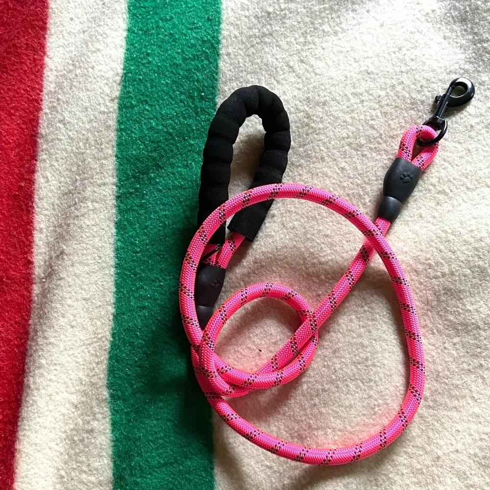Bright pink dog leash comfy cushy handle approx 5 feet long heavy duty hardware